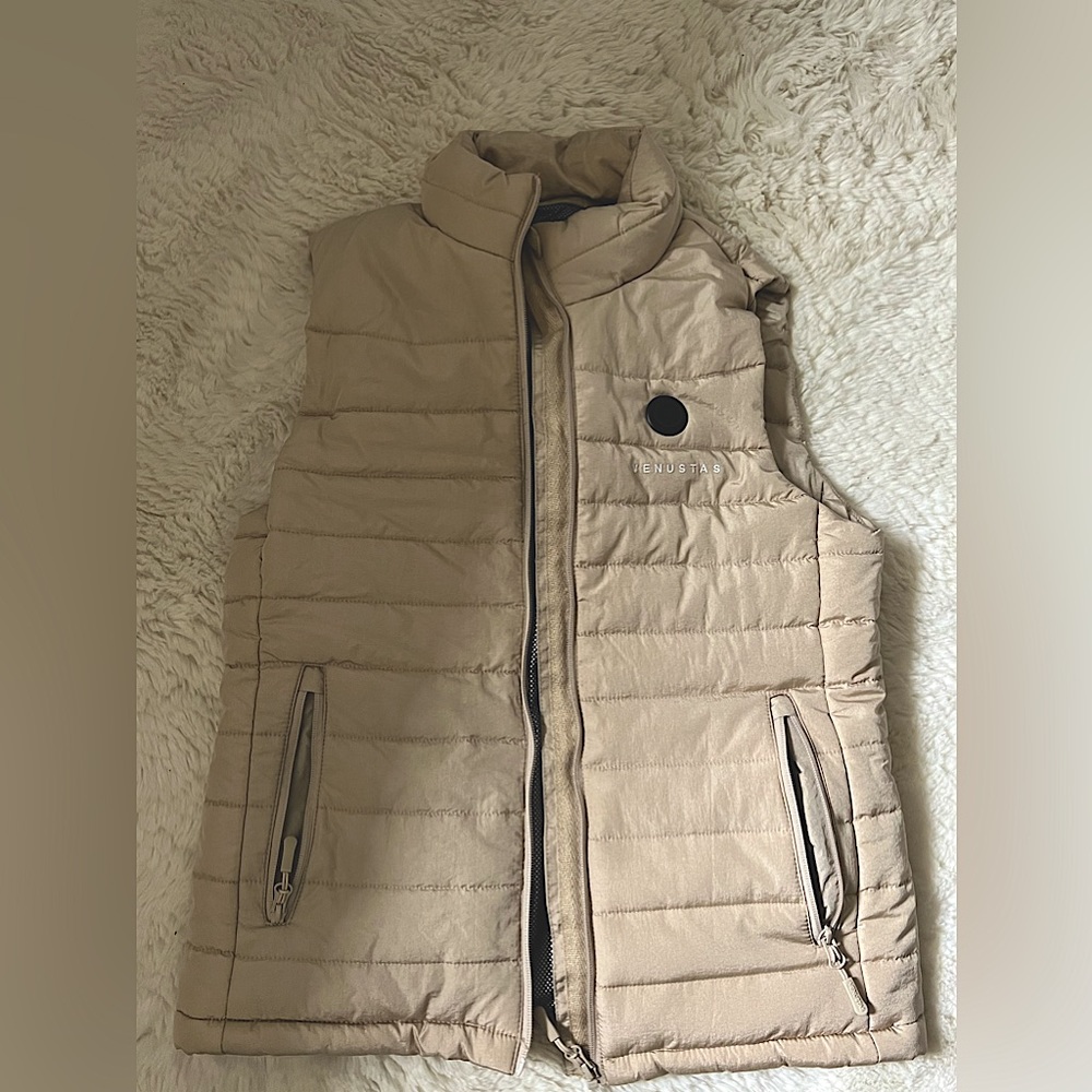 Heated vest. Comes with battery pack, charging cable and carrying case.